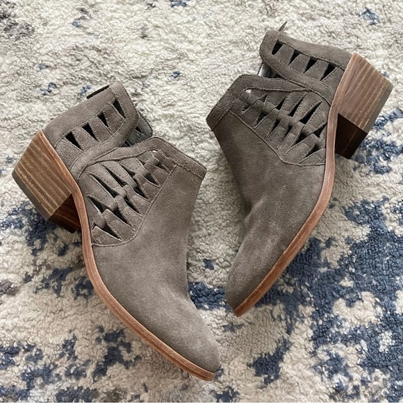 Vince Camuto Peera Cutout Ankle Bootie Boots Suede Leather Size 7 Grey - Picture 2 of 10